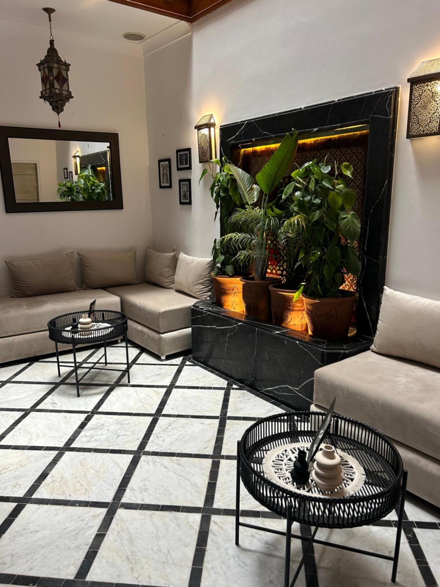 Riad Amazing Amazigh Avec Jacuzzi Petit Dejeuner Compris Avec Aussi Chambres Familiales Pres De La Place Jemaa El Fna Marrakesh Eksteriør bilde
