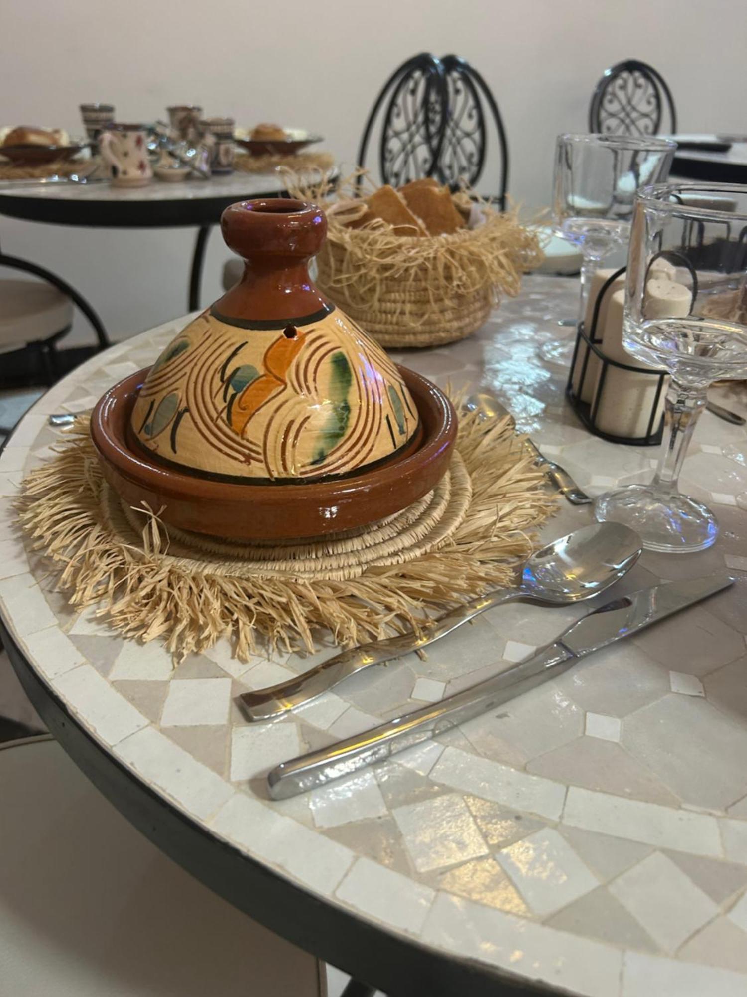 Riad Amazing Amazigh Avec Jacuzzi Petit Dejeuner Compris Avec Aussi Chambres Familiales Pres De La Place Jemaa El Fna Marrakesh Eksteriør bilde