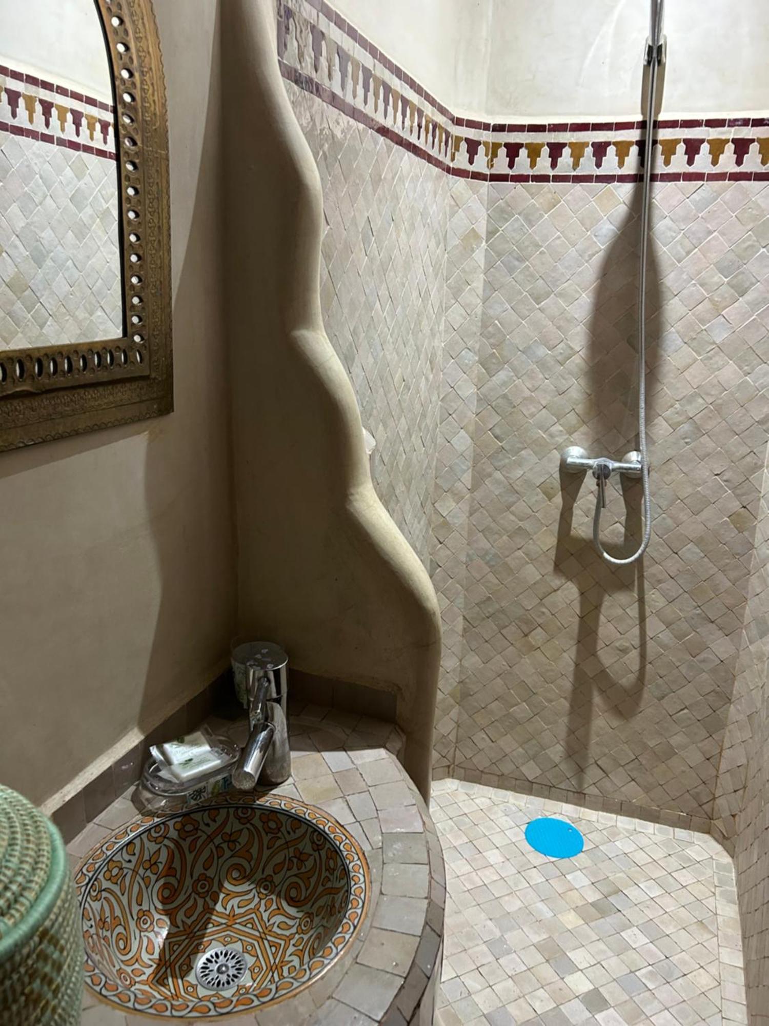 Riad Amazing Amazigh Avec Jacuzzi Petit Dejeuner Compris Avec Aussi Chambres Familiales Pres De La Place Jemaa El Fna Marrakesh Eksteriør bilde