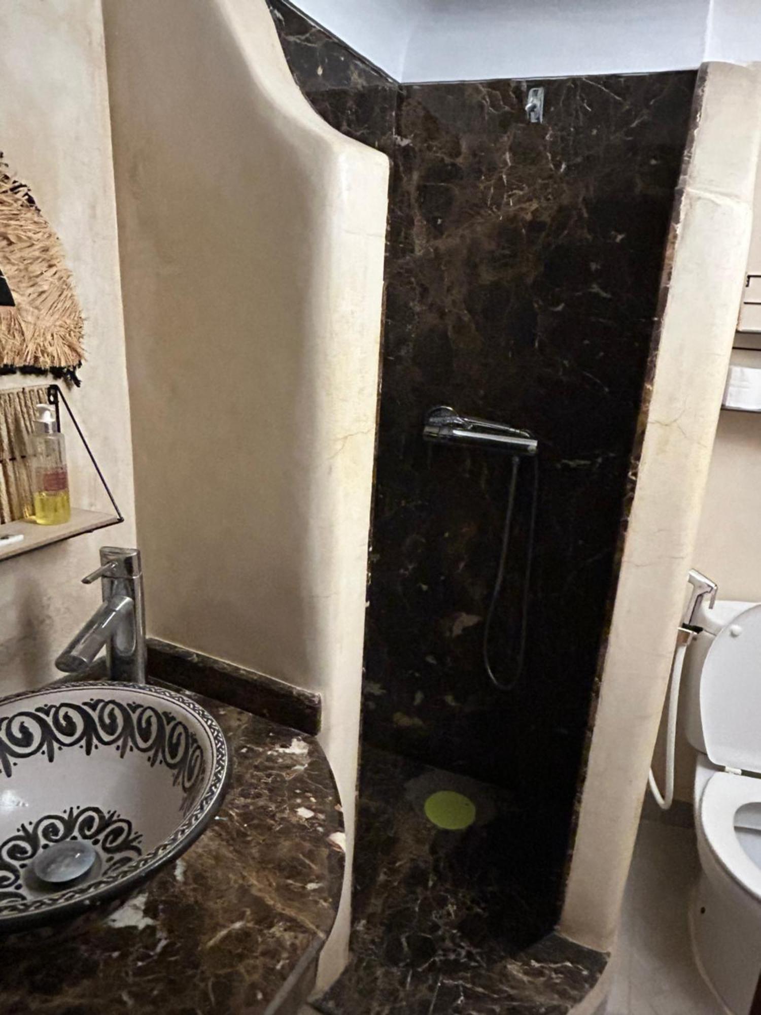 Riad Amazing Amazigh Avec Jacuzzi Petit Dejeuner Compris Avec Aussi Chambres Familiales Pres De La Place Jemaa El Fna Marrakesh Eksteriør bilde