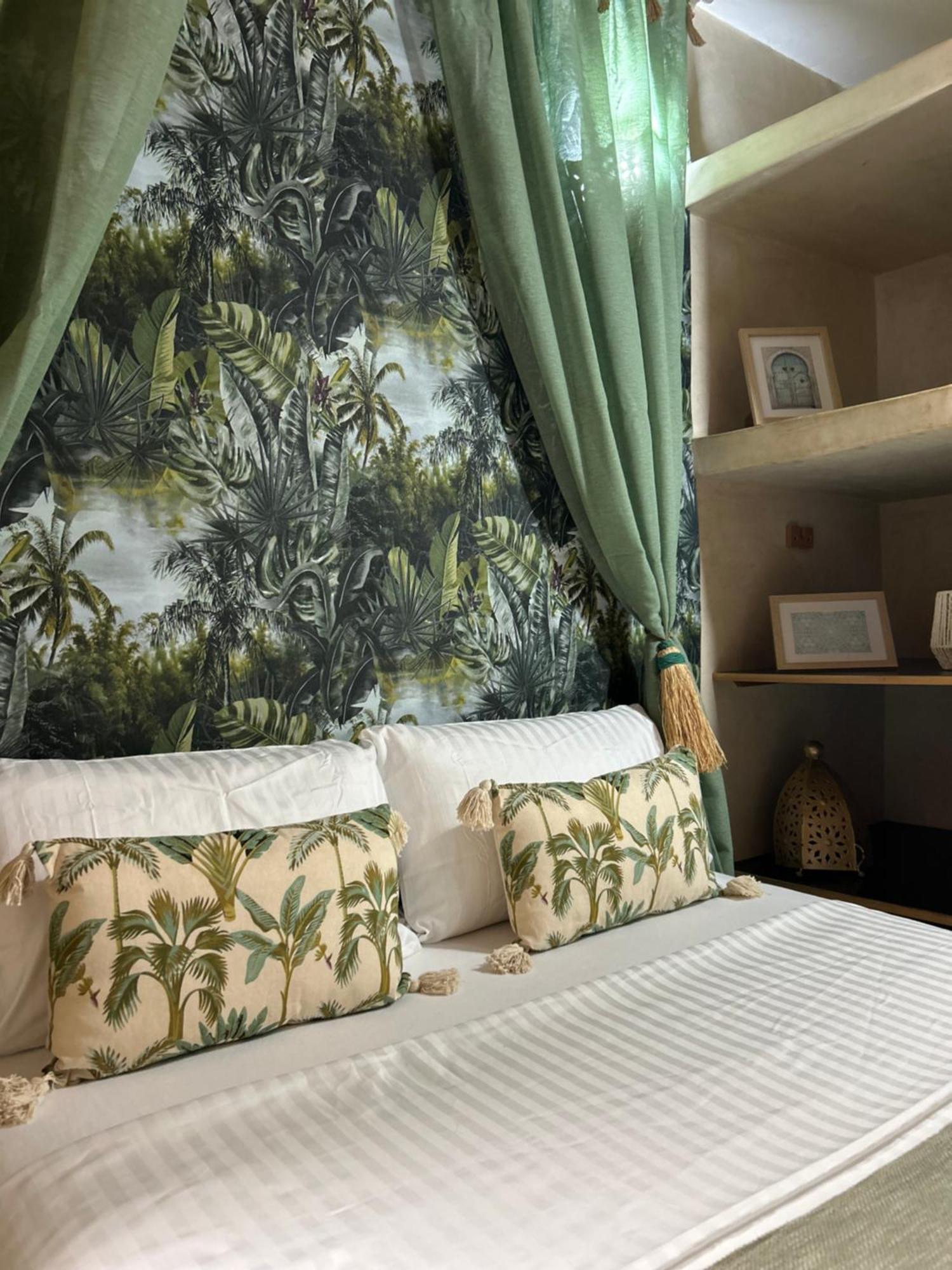 Riad Amazing Amazigh Avec Jacuzzi Petit Dejeuner Compris Avec Aussi Chambres Familiales Pres De La Place Jemaa El Fna Marrakesh Eksteriør bilde